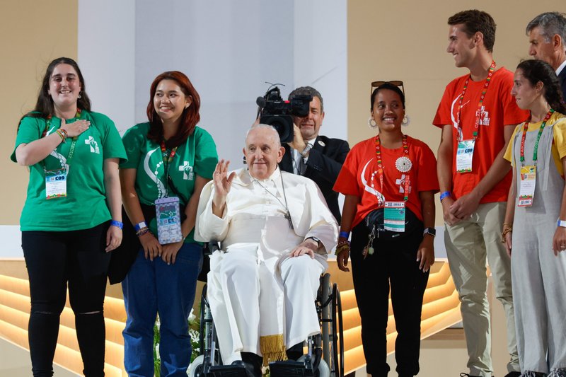 El Papa Francisco, acompañado por un grupo internacional de peregrinos de la Jornada Mundial de la Juventud, saluda a la multitud antes de comenzar la vigilia de oración de la JMJ en el Parque del Tajo en Lisboa, Portugal, 5 de agosto de 2023. (CNS photo/Lola Gomez)