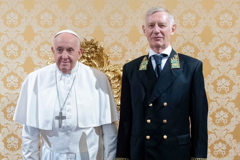El Papa Francisco se reúne con Ivan Soltanovsky, nuevo embajador ruso ante la Santa Sede, en el Vaticano el 18 de septiembre de 2023. (CNS /Vatican Media)