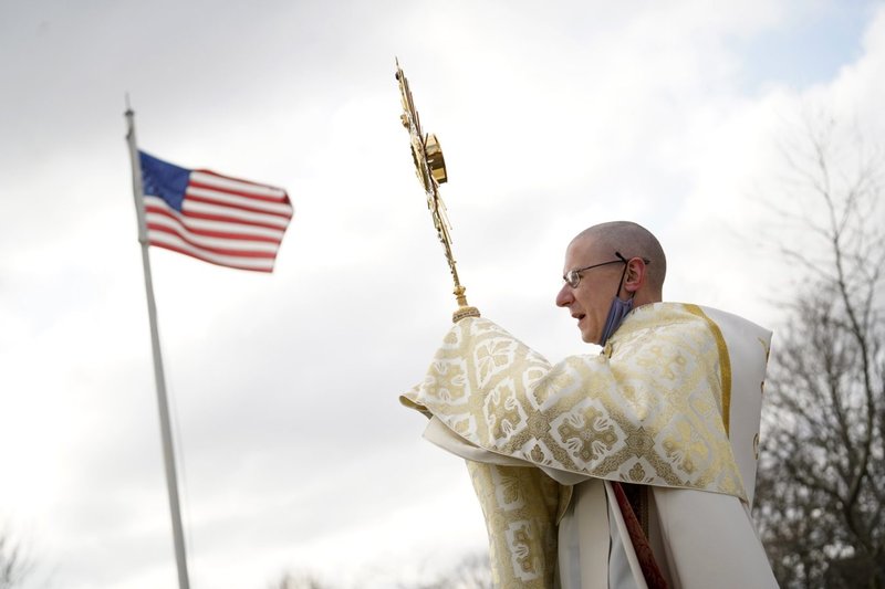 El padre Liam McDonald, párroco de la iglesia de Santa Teresa de Lisieux en Montauk, Nueva York, sostiene una custodia que contiene el Santísimo Sacramento mientras dirige una procesión eucarística en Montauk para celebrar el Día de la Libertad Religiosa el 16 de enero de 2022. (OSV News/CNS archivo, Gregory A. Shemitz)