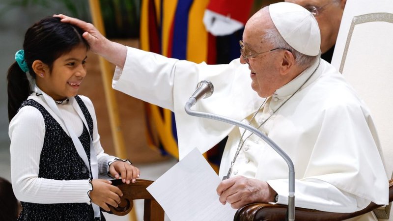 El Papa Francisco saluda a un niño durante un encuentro con jóvenes de todo el mundo llamado "Aprendamos de los niños y las niñas" en el aula Pablo VI del Vaticano el 6 de noviembre de 2023. (CNS /Lola Gomez)