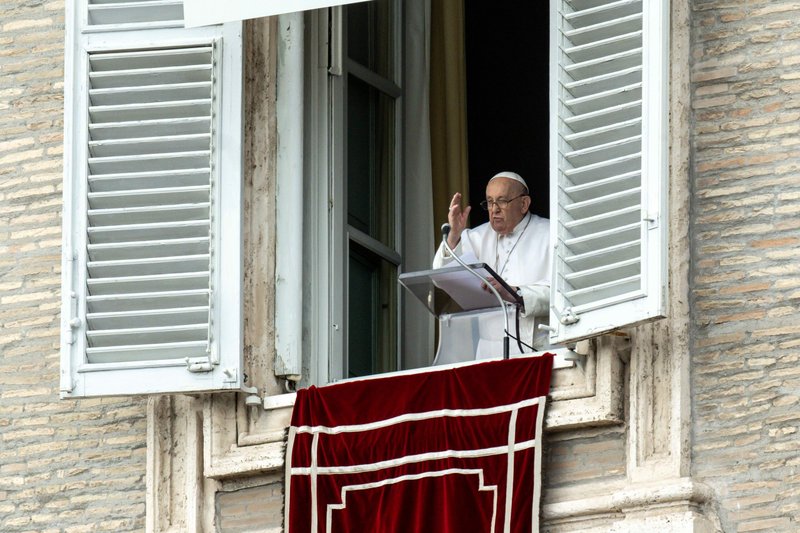 El Papa Francisco da su bendición tras rezar el Ángelus en la Plaza de San Pedro del Vaticano el 3 de marzo de 2024. (Foto CNS/Vatican Media)