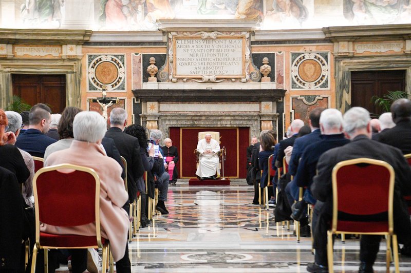 El Papa Francisco se reúne el 1 de marzo de 2024 en el Vaticano con un grupo de asistentes al seminario de cuatro días sobre "Vulnerabilidad y comunidad: Entre acogida e inclusión". (Foto CNS/Vatican Media)