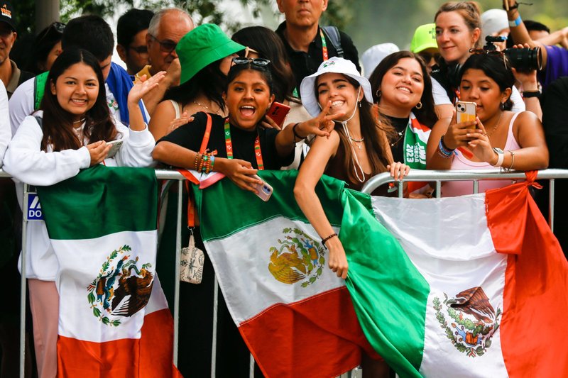 Un grupo de peregrinos de la Jornada Mundial de la Juventud con banderas mexicanas se reúnen para dar la bienvenida al Papa Francisco en Lisboa, Portugal, el 2 de agosto de 2023. (Foto de CNS/Lola Gomez)