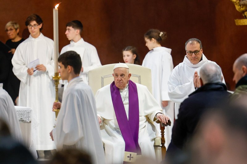 El Papa Francisco asiste a un servicio penitencial de Cuaresma el 8 de marzo de 2024, en la parroquia de San Pío V en Roma. (CNS photo/Lola Gomez)