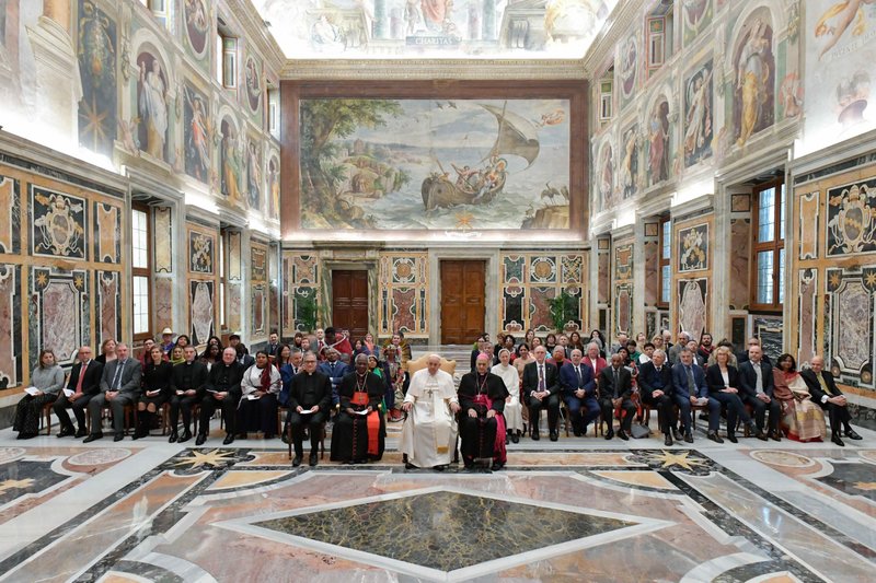El Papa Francisco posa para una fotografía durante una audiencia en el Vaticano el 14 de marzo de 2024, con personas que participan en un taller patrocinado conjuntamente por las Academias Pontificias de Ciencias y de Ciencias Sociales sobre el conocimiento de los pueblos indígenas y la investigación llevada a cabo en las ciencias. En la audiencia con el Papa participaron miembros de comunidades indígenas. (Foto CNS/Vatican Media)