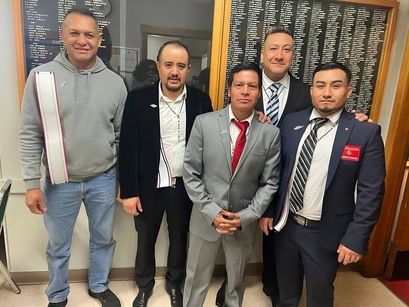 Martín Landaeta (primero por la izquierda) es uno de los muchos que se han beneficiado del programa Círculos de Bienvenida que voluntarios de varias parroquias han establecido en la Archidiócesis de Seattle, Washington. En la foto aparece con otros Caballeros de Colón de su parroquia. El programa Círculos de Bienvenida, desarrollado por el Departamento de Migración y Servicios a Refugiados de la Conferencia de Obispos Católicos de Estados Unidos, ha ayudado a inmigrantes de Ucrania, Cuba, Haití, Nicaragua y Venezuela en su proceso de reasentamiento en Estados Unidos. (Foto OSV News/Cortesía de Welcome Circles Seattle)