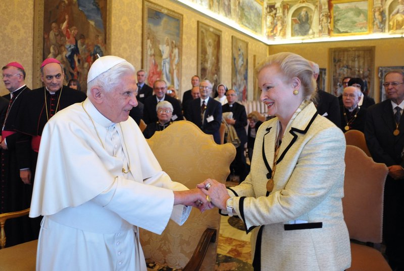 El Papa Benedicto XVI se reúne con Mary Ann Glendon, ex embajadora de Estados Unidos en el Vaticano y presidenta de la Pontificia Academia de Ciencias Sociales del Vaticano, durante un encuentro con los participantes en una sesión plenaria de la academia en el Vaticano el 30 de abril de 2010. En su nuevo libro, Glendon recuerda sus experiencias en el Vaticano bajo las órdenes de San Juan Pablo II, Benedicto XVI y Francisco. (CNS /L'Osservatore Romano)