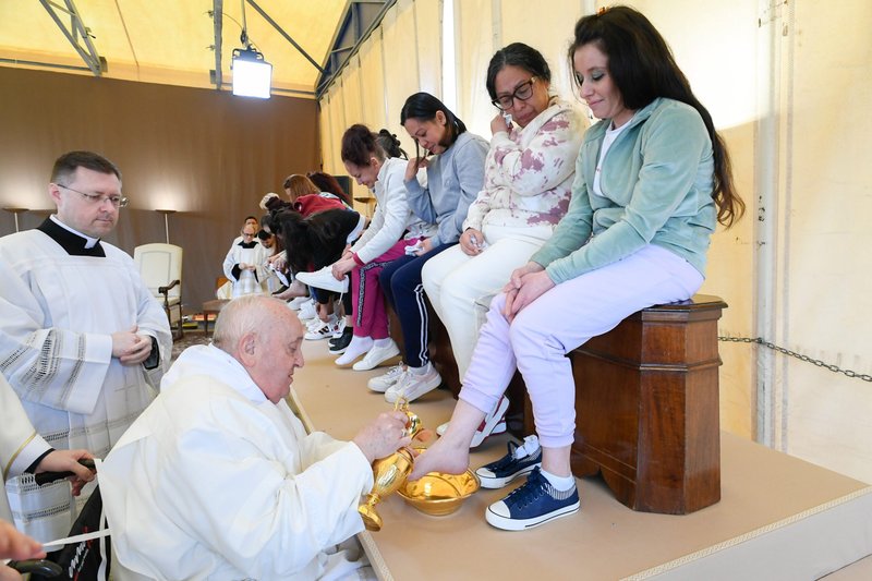 El Papa Francisco lava los pies a una reclusa en la cárcel de mujeres de Rebibbia, en las afueras de Roma, mientras celebra la Misa del Jueves Santo de la Cena del Señor el 28 de marzo de 2024. El pontífice lavó los pies a 12 reclusas de la prisión. (Foto CNS/Vatican Media)