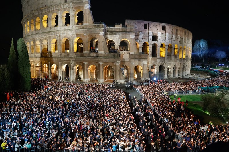 Unas 25.000 personas asisten al servicio del Vía Crucis del Viernes Santo en el Coliseo de Roma el 29 de marzo de 2024. (Foto CNS/Lola Gomez)
