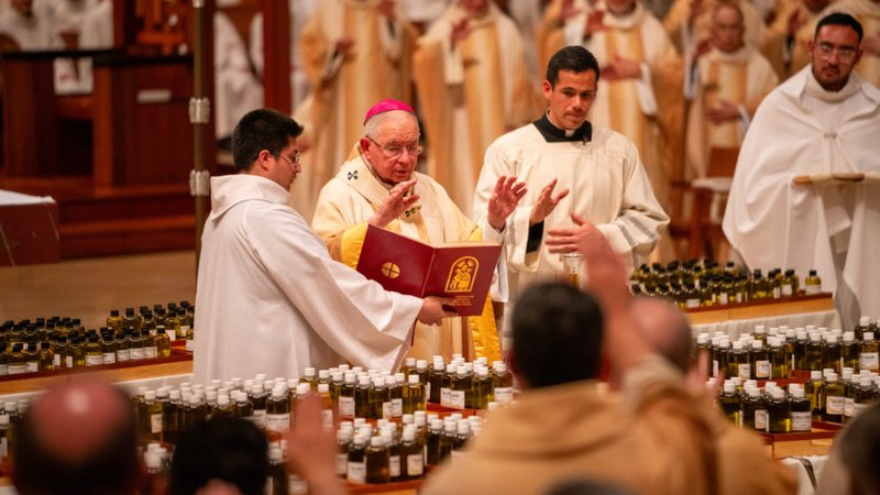 El Arzobispo José H. Gómez bendice los óleos utilizados para los sacramentos durante todo el año durante la Misa Crismal 2024 el 25 de marzo en la Catedral de Nuestra Señora de los Ángeles. (John Rueda)