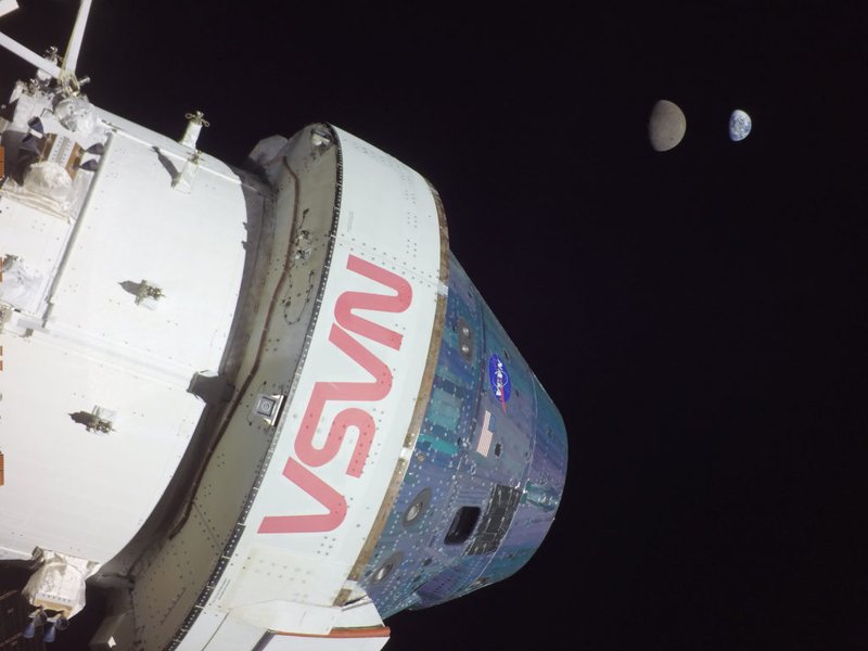 La nave espacial Artemis I alcanzó una distancia máxima de la Tierra cuando estaba a 268,563 millas de nuestro planeta natal. Orión, visto aquí mirando hacia atrás a la Luna y la Tierra, superó el récord de distancia viajada por una nave espacial diseñada para llevar humanos, previamente establecido durante el Apolo 13. (NASA vía Wikimedia Commons)