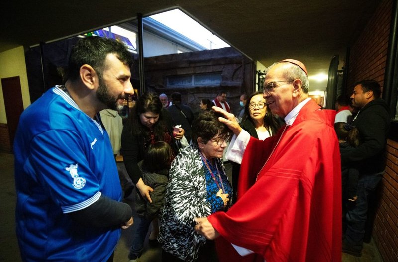 El cardenal Gregorio Rosa Chávez, obispo auxiliar emérito de San Salvador, saluda a los feligreses después de la misa en la iglesia de San Marcelino en Commerce el 18 de marzo. (Víctor Alemán)