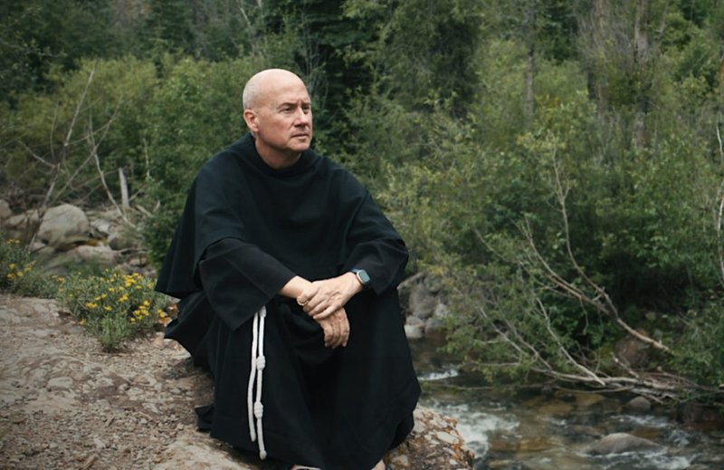 El padre Dave Pivonka en una imagen promocional de "El padre de mi padre" en Wild Goose TV. (Imagen vía Facebook @WildGooseMinistry)