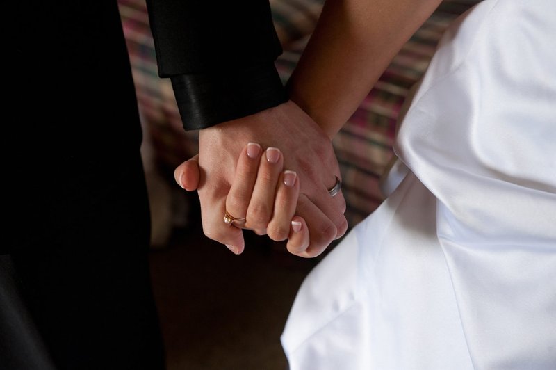 Un novio y una novia se toman de las manos en el día de su boda. (Foto de archivo CNS/Jon L. Hendricks)