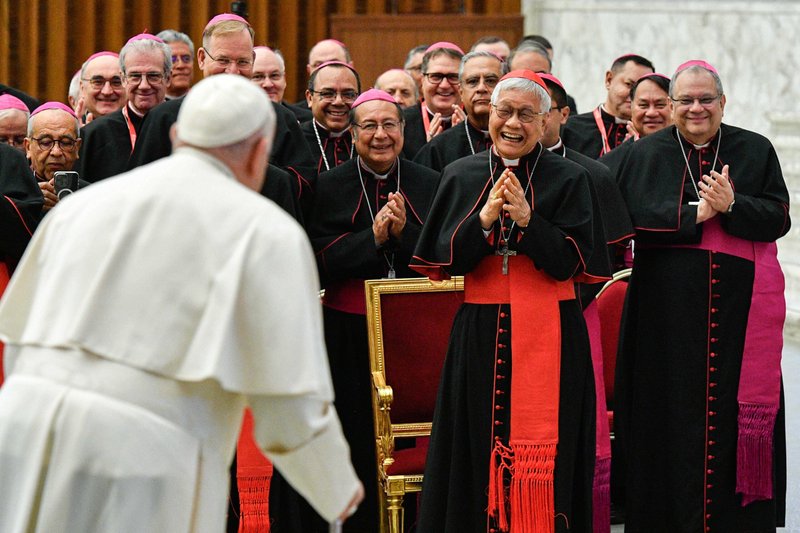 El papa Francisco es recibido con sonrisas y aplausos por el cardenal Lazarus You Heung-sik, prefecto del Dicasterio para el Clero, y un grupo de obispos que participan en una conferencia internacional sobre la formación permanente de los sacerdotes en el Aula de Audiencias Pablo VI del Vaticano el 8 de febrero de 2024. (CNS photo/Vatican Media)El Obispo Mark J. Seitz de El Paso, Texas, habla durante una conferencia sobre inmigración en la Universidad Católica de América en Washington el 11 de abril de 2024. La conferencia fue organizada por la universidad y la Conferencia de Obispos Católicos de Estados Unidos. (Foto OSV News/Patrick Ryan, Universidad Católica de América)
