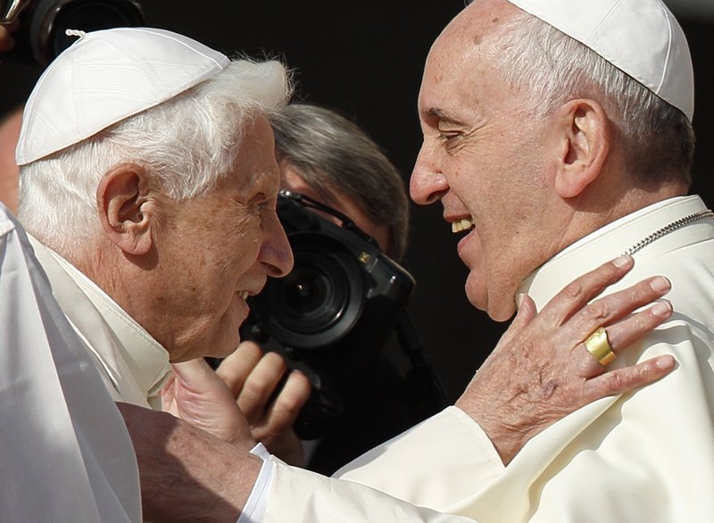El papa Francisco saluda al papa emérito Benedicto XVI durante un encuentro para ancianos en la plaza de San Pedro del Vaticano el 28 de septiembre de 2014. (CNS /Paul Haring)