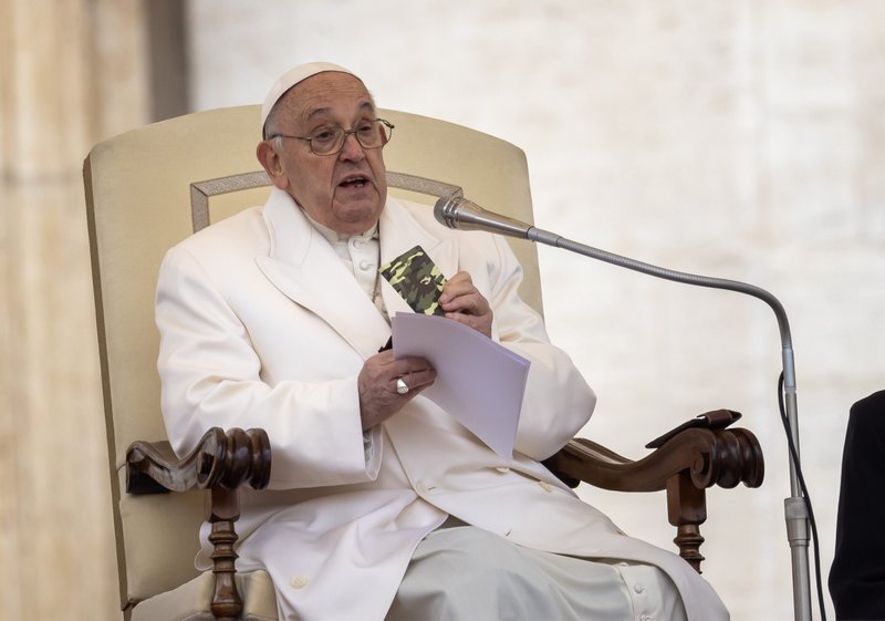 El Papa Francisco muestra a la gente en su audiencia general en la Plaza de San Pedro en el Vaticano el 3 de abril de 2024, una edición de bolsillo cubierta de camuflaje del Nuevo Testamento y los Salmos que dijo que había pertenecido a Oleksandr de 23 años, un soldado ucraniano asesinado en Avdiivka. (Foto CNS/Pablo Esparza)