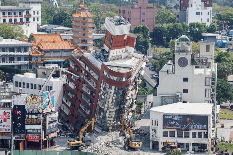El 4 de abril de 2024, unos obreros trabajan en el lugar donde se derrumbó un edificio tras un terremoto de magnitud 7,4 cerca de Hualien, Taiwán. Hualien, Taiwán. Al menos nueve personas murieron el 3 de abril y más de 1.000 resultaron heridas. Según la BBC, los equipos de rescate estaban trabajando para llegar a más de 600 personas varadas, mientras que docenas de personas seguían desaparecidas. (Foto de OSV News/Carlos García Rawlins, Reuters)