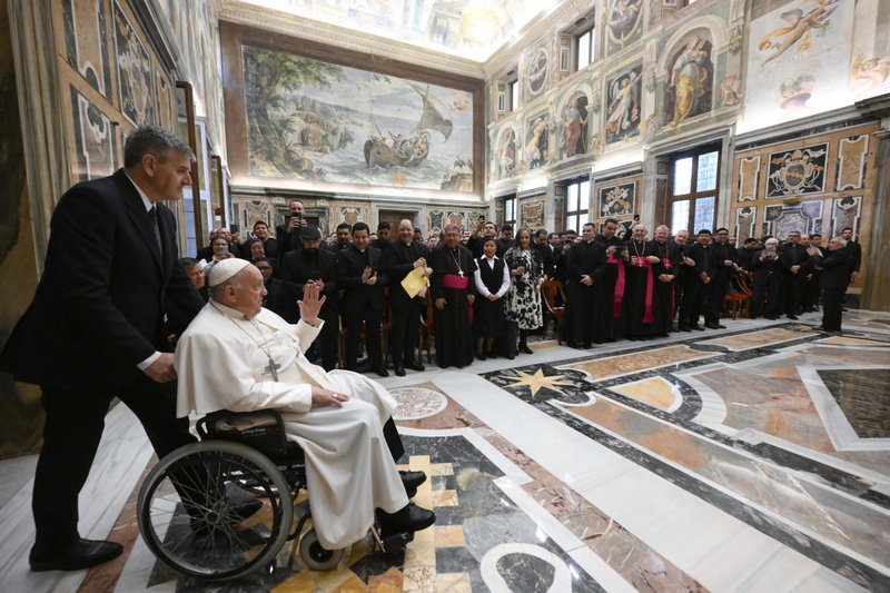 El Papa Francisco llega para un encuentro con sacerdotes que realizan estudios de postgrado en Roma y con el personal de los colegios pontificios mexicano, brasileño y latinoamericano de Roma en el Palacio Apostólico del Vaticano el 4 de abril de 2024. (Foto CNS/Vatican Media)
