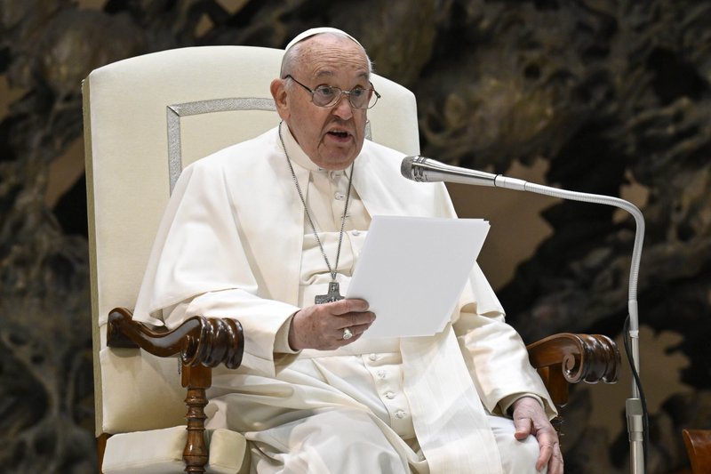 El Papa Francisco habla con voluntarios de la Cruz Roja Italiana durante una reunión en el Aula de Audiencias Pablo VI en el Vaticano el 6 de abril de 2024. (CNS /Vatican Media)