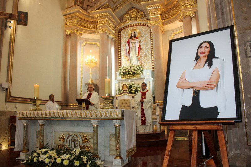 Una foto de Gisela Gaytán Gutiérrez, candidata del partido gobernante Morena que aspiraba a la alcaldía de Celaya, México, es vista durante su Misa fúnebre el 3 de abril de 2024, en la Catedral de la Inmaculada Concepción de Celaya, en el estado de Guanajuato, al noroeste de Ciudad de México. Ella fue asesinada el 1 de abril por desconocidos. (Foto OSV News/Juan Moreno, Reuters)