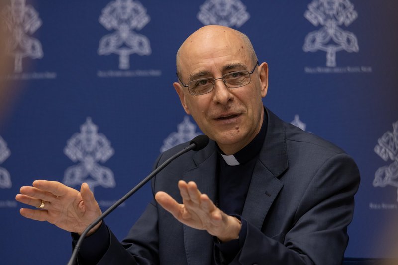 El cardenal Víctor Manuel Fernández, prefecto del Dicasterio para la Doctrina de la Fe, habla en una rueda de prensa para presentar la declaración del dicasterio, "Dignitas Infinita" ("Dignidad Infinita") sobre la dignidad humana en la oficina de prensa del Vaticano el 8 de abril de 2024. (Foto CNS/Pablo Esparza)