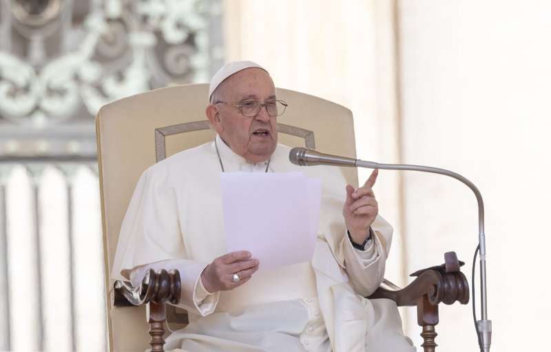 El Papa Francisco habla sobre la virtud cardenal de la templanza durante su audiencia general en la Plaza de San Pedro del Vaticano el 17 de abril de 2024. (Foto CNS/Pablo Esparza)
