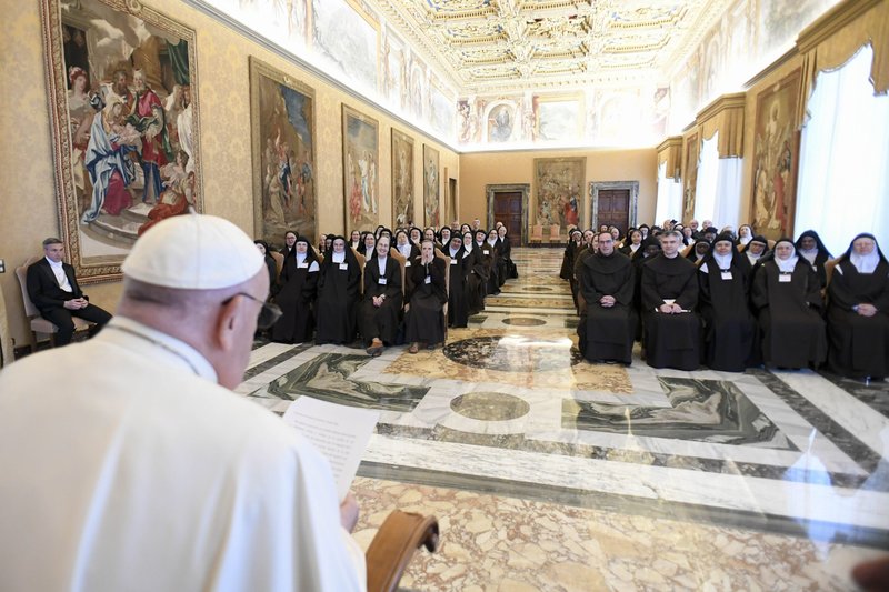 El Papa Francisco saluda a los superiores y otros delegados de los monasterios de Carmelitas Descalzos durante una reunión en el Vaticano el 18 de abril de 2024. (CNS /Vatican Media)