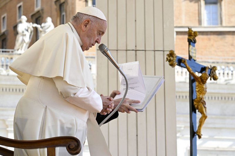 El Papa Francisco da su bendición tras rezar por los prisioneros de guerra y las víctimas de la tortura al final de su audiencia general semanal en la Plaza de San Pedro del Vaticano el 17 de abril de 2024. (Foto CNS/Vatican Media)