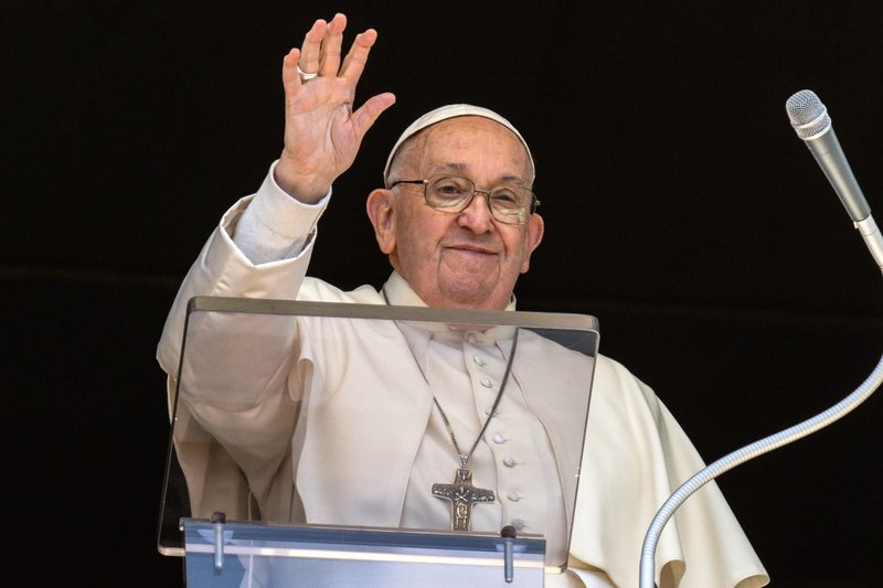 El Papa Francisco saluda a la gente reunida en la Plaza de San Pedro en el Vaticano el 21 de abril de 2024, para su recitación de la oración "Regina Coeli". (Foto CNS/Vatican Media)