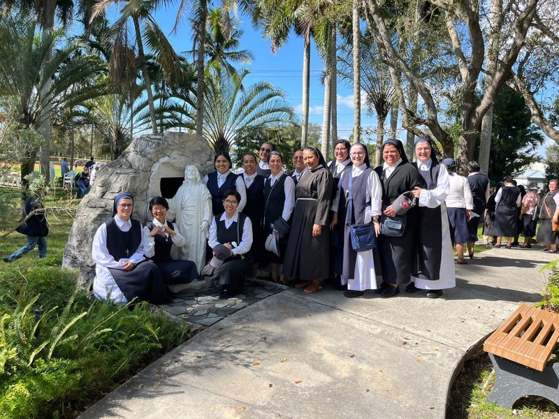 Las religiosas latinoamericanas que por dos meses participaron en el programa de maestría en Pastoral Hispana, del Instituto Pastoral del Sureste (SEPI), visitaron diferentes diócesis como la de St. Augustine, donde tuvieron diferentes experiencias pastorales. (Foto OSV News/cortesía de La Voz Católica)