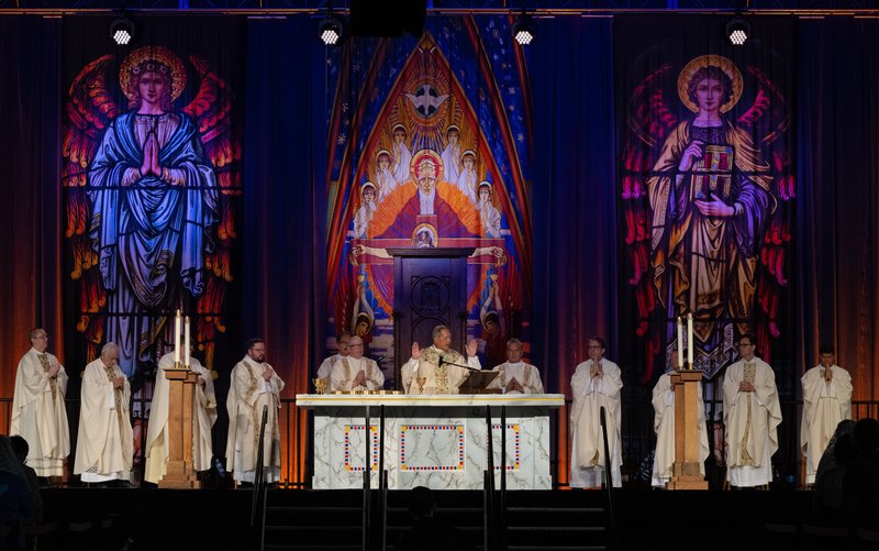 El Obispo Oscar A. Solís de Salt Lake City y el clero de la diócesis celebran la Liturgia de la Eucaristía durante la Misa del 9 de julio de 2023, en el Mountain America Expo Center de Sandy, Utah. Se estima que unas 10.000 personas de todo Utah asistieron a la Eucaristía y a la Misa, que fue la culminación del «Año del Renacimiento Diocesano» de la diócesis. (OSV news photo/Sam Lucero)