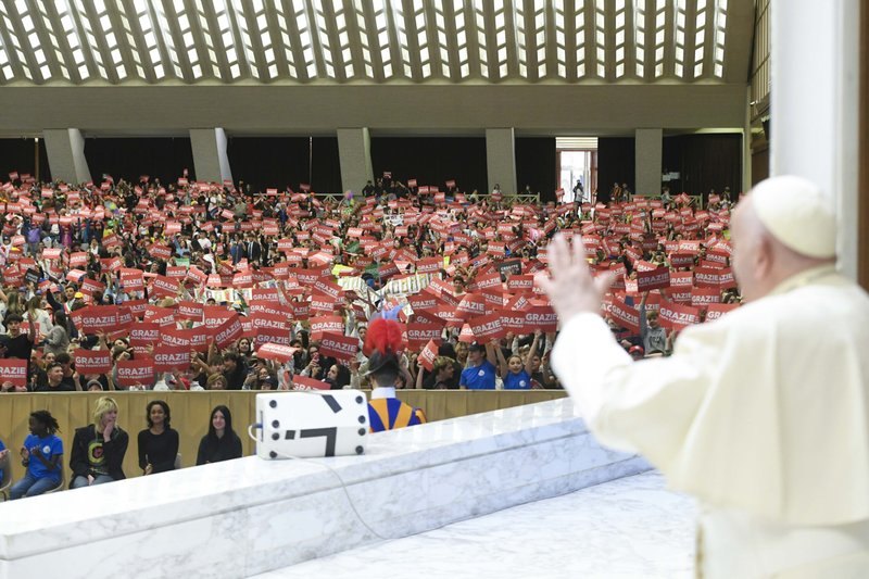 El Papa Francisco saluda a unos 6.000 escolares italianos que participan en la Red Nacional de Escuelas de Paz, un programa de educación cívica, en el Aula de Audiencias Pablo VI del Vaticano el 19 de abril de 2024. (Foto CNS/Vatican Media)