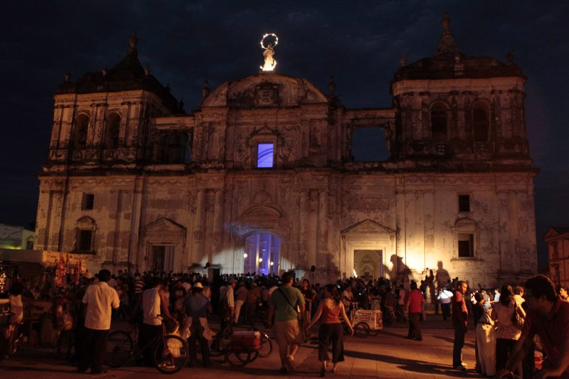En una foto de archivo, varias personas participan en una celebración frente a la Catedral de la Asunción de León, en Nicaragua. La catedral, construida entre 1747 y principios del siglo XIX, figura en la Lista del Patrimonio Mundial de la UNESCO, la Organización de las Naciones Unidas para la Educación, la Ciencia y la Cultura. (Foto OSV News/Oswaldo Rivas, Reuters)
