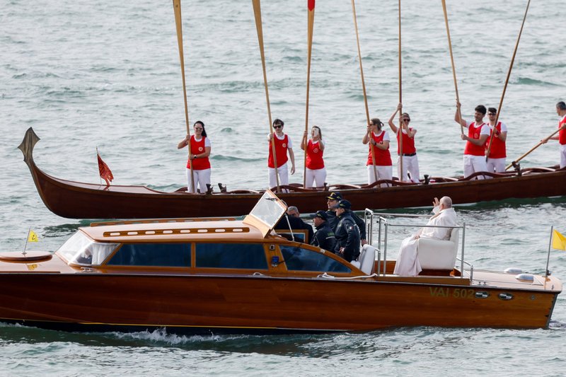 El Papa Francisco saluda mientras llega en barco desde la Isla de la Giudecca a la Basílica de Santa María de la Salud en Venecia el 28 de abril de 2024, para reunirse con los jóvenes. (CNS photo/Lola Gomez)