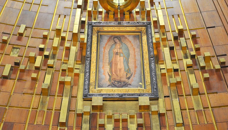 La imagen de la tilma milagrosa de Nuestra Señora de Guadalupe expuesta para su veneración en la Basílica de Nuestra Señora de Guadalupe en Ciudad de México. (Shutterstock)