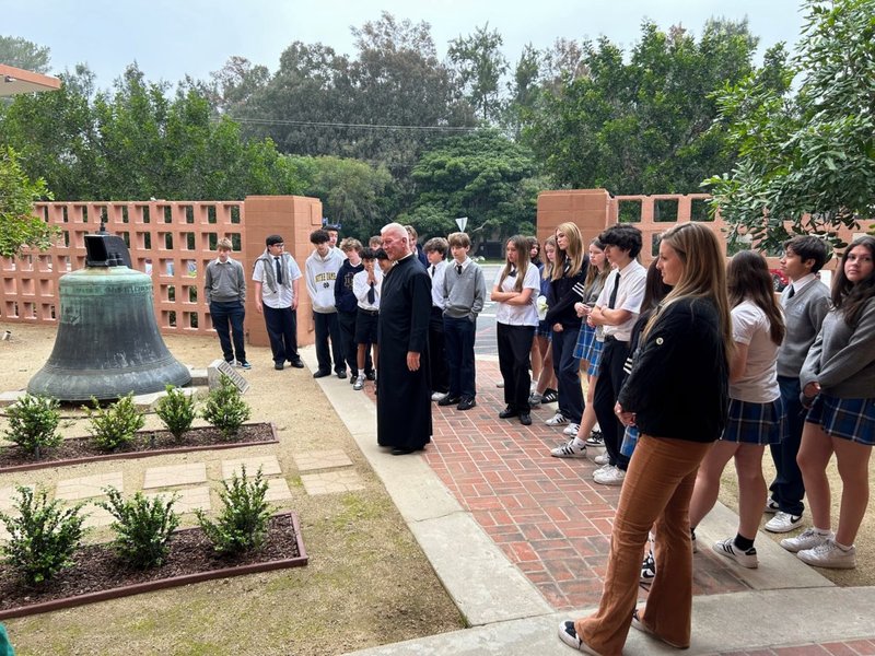 El Padre Michael Wakefield, párroco de la Iglesia de San Francisco de Sales en Sherman Oaks, habla a los estudiantes después de una misa matutina durante el Mes de la Prevención del Abuso el 12 de abril. (Mike Cisneros)