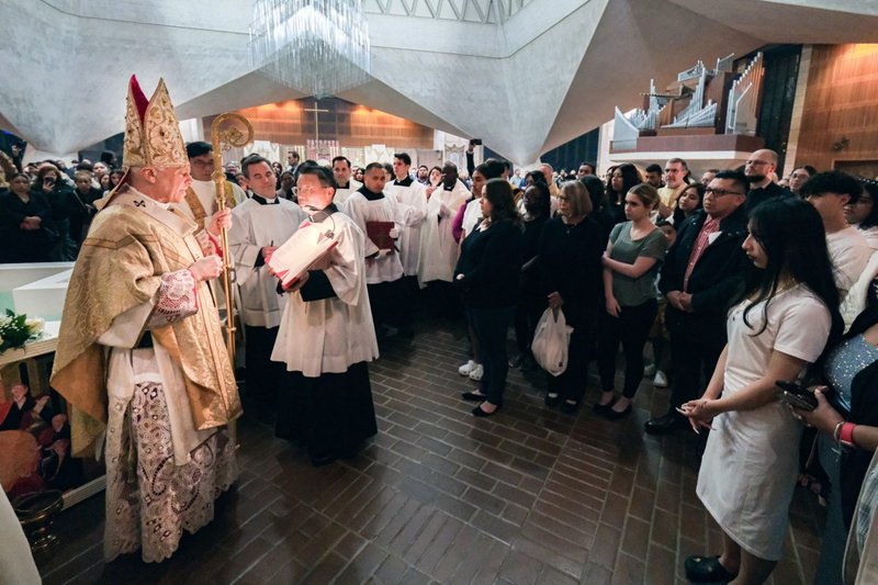 Catecúmenos profesan su fe mirando hacia el este antes de ser bautizados por el Arzobispo Salvatore Cordileone durante la Vigilia Pascual de este año en la Catedral de Santa María de la Asunción de San Francisco el 30 de marzo. (Cortesía de la Archidiócesis de San Francisco)