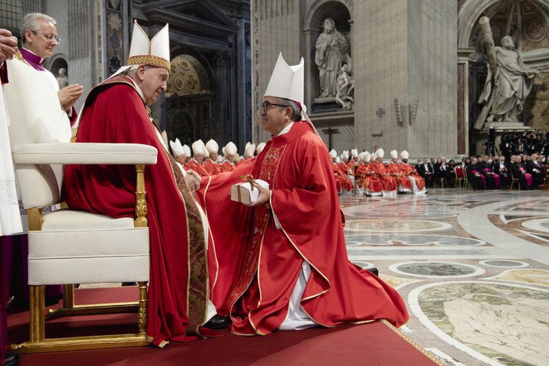 El Papa Francisco estrecha la mano del arzobispo de Valladolid, Luis Javier Argüello García, después de entregarle una caja que contiene un palio, una estola de lana que se lleva alrededor de los hombros, al final de una misa en la Basílica de San Pedro en el Vaticano el 29 de junio de 2022, fiesta de San Pedro y San Pablo. (CNS photo/Vatican Media)