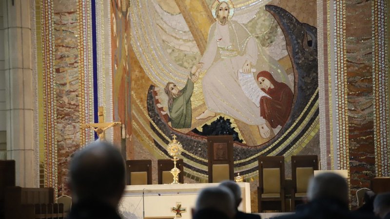 Sacerdotes rezan delante de una custodia durante una peregrinación penitencial al Santuario de San Juan Pablo II el Grande en Cracovia, Polonia, el 24 de febrero de 2024. El altar mayor del santuario está cubierto de mosaicos del padre Marko Rupnik, artista y ex jesuita acusado de abusar sexualmente de al menos 41 mujeres. (Foto de OSV News/ cortesía de la cuenta de Flickr de la Archidiócesis de Cracovia)