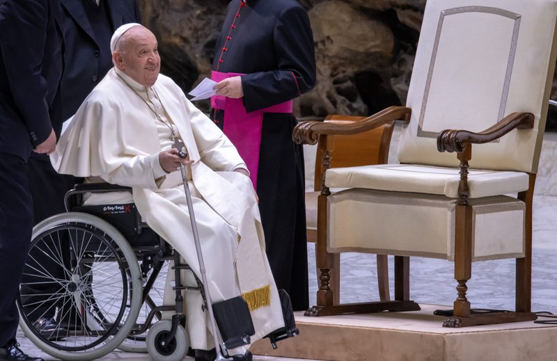 El Papa Francisco se sienta en su silla de ruedas para prepararse a saludar a los visitantes durante su audiencia general en la Sala de Audiencias Pablo VI del Vaticano el 1 de mayo de 2024. (Foto CNS/Pablo Esparza)