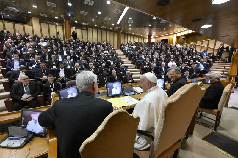 El Papa Francisco se reúne con párrocos de todo el mundo que fueron elegidos por sus obispos para compartir sus reflexiones con el Sínodo de los Obispos sobre la sinodalidad 2 de mayo de 2024, en el Aula del Sínodo en el Vaticano. (Foto CNS/Vatican Media)