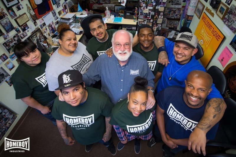 El padre jesuita Greg Boyle, fundador de Homeboy Industries en Los Ángeles, posa con aprendices en esta foto sin fecha. (OSV News/cortesía de Homeboy Industries)