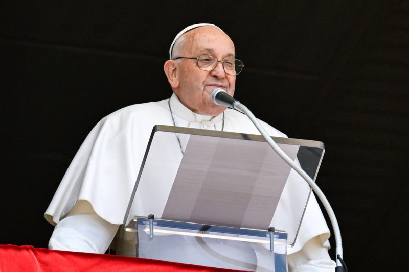 El Papa Francisco sonríe a las personas reunidas en la Plaza de San Pedro para rezar el "Regina Coeli" en el Vaticano el 5 de mayo de 2024. (Foto CNS/Vatican Media)