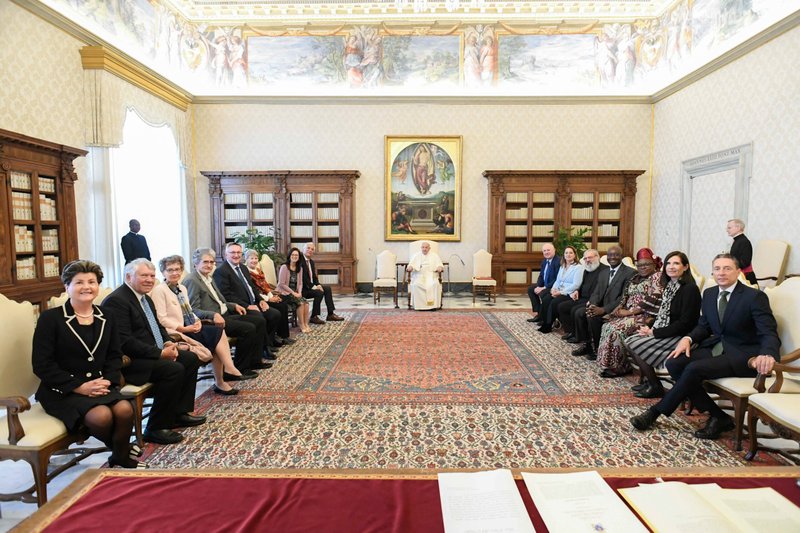 El Papa Francisco se reúne con los líderes internacionales del movimiento laico “Equipos de Nuestra Señora” en el Vaticano el 4 de mayo de 2024. (Foto CNS/Vatican Media)