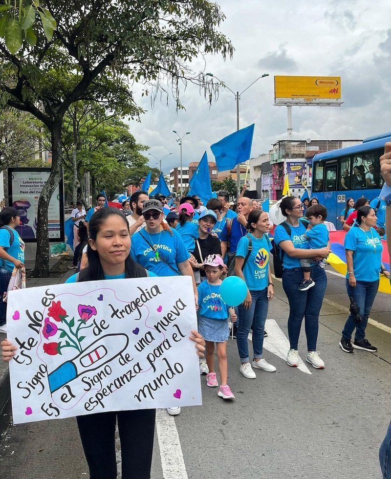 Activistas provida marchan en la ciudad de Cali, Colombia, el 4 de mayo de 2024, para mostrar su apoyo a los niños no nacidos. Al menos 300.000 colombianos marcharon en 114 ciudades. El cartel que sostiene una joven manifestante, mostrando un dibujo de una prueba de embarazo, dice: "Este signo no es de tragedia. Es el signo de una nueva esperanza para el mundo". (Foto de OSV News/cortesía de Unidos por la Vida)