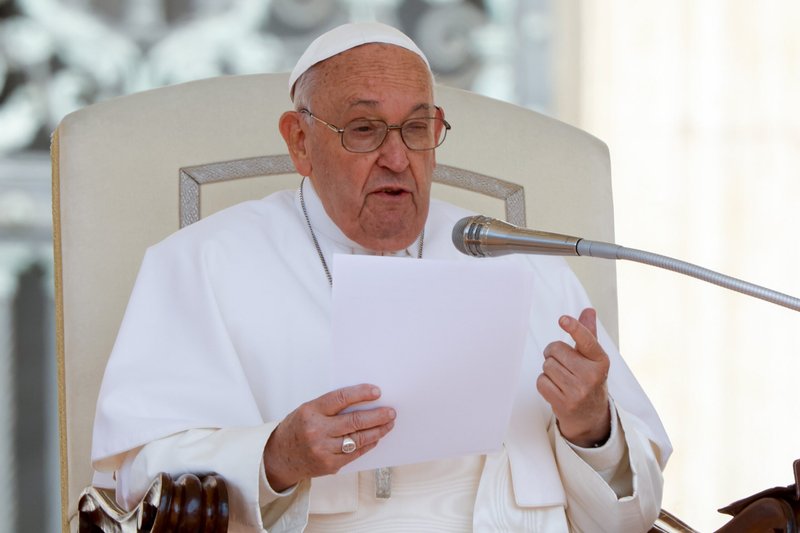 El Papa Francisco habla durante su audiencia general en la Plaza de San Pedro del Vaticano el 15 de mayo de 2024. (Foto CNS/Lola Gomez)