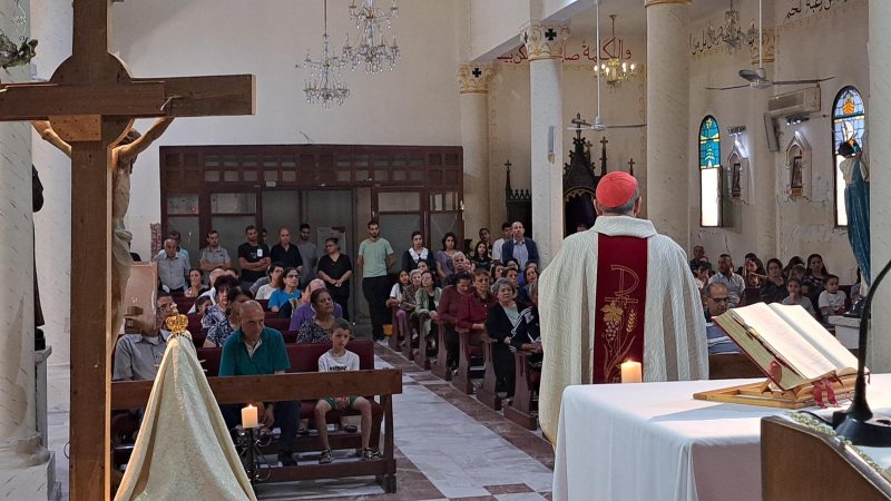 El cardenal Pierbattista Pizzaballa, patriarca latino de Jerusalén, pronuncia una homilía ante los feligreses de la parroquia de la Sagrada Familia en la ciudad de Gaza el 16 de mayo de 2024. Fue la primera visita del patriarca latino a la Franja de Gaza desde el ataque de Hamás a Israel del 7 de octubre de 2023, que desencadenó la guerra actual. (Foto de OSV News/Cortesía del Patriarcado Latino de Jerusalén)