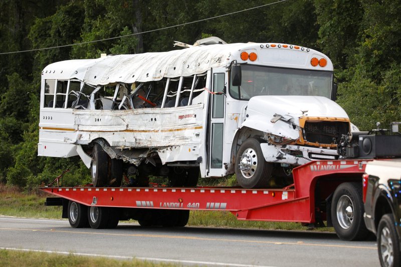 Un autobús que transportaba trabajadores agrícolas a una granja de melones se prepara para ser remolcado tras volcar en un accidente mortal cerca de Dunnellon, Florida, el 14 de mayo de 2024. La Patrulla de Carreteras de Florida detuvo al conductor de la camioneta, identificado como Bryan Maclean Howard, de 41 años, que se enfrenta a ocho cargos de homicidio por conducir ebrio, dijeron las autoridades. (Foto OSV News/Octavio Jones, Reuters)
