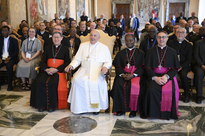 El papa Francisco posa para una foto con los participantes en la asamblea general de las Obras Misionales Pontificias durante una reunión en el Vaticano el 25 de mayo de 2024. A la izquierda, el cardenal Luis Antonio Tagle, pro-prefecto del Dicasterio para la Evangelización; a la derecha del Papa, el arzobispo Fortunatus Nwachukwu, secretario de la sección para la primera evangelización del dicasterio; y en el extremo derecho, el arzobispo Emilio Nappa, presidente de las Obras Misionales Pontificias. (CNS photo/Vatican Media)